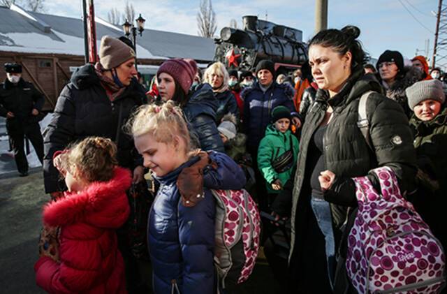 当地时间2月20日，乌东难民抵达俄罗斯沃罗涅日市图源：澎湃影像