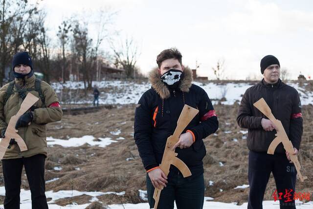 ▲乌克兰东部民间武装领导人呼吁当地居民撤离或拿起武器