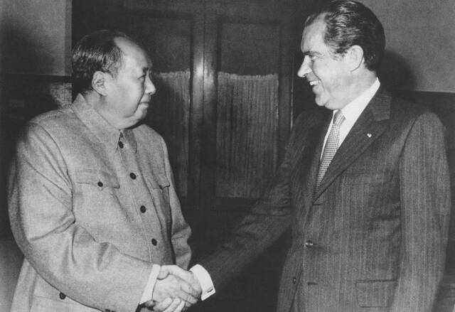 1972年2月21日，北京，毛泽东和尼克松握手。