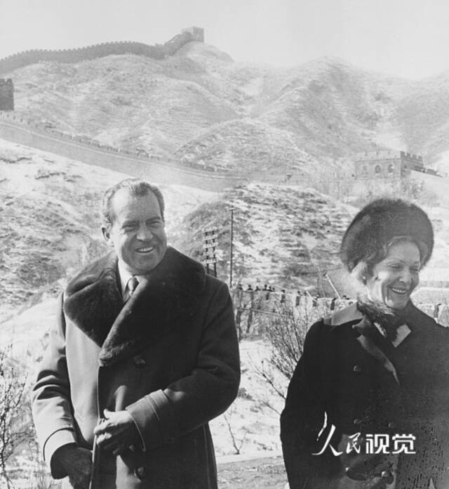 1972年2月，北京，美国总统理查德·尼克松和夫人帕特·尼克松登上长城。图自人民视觉