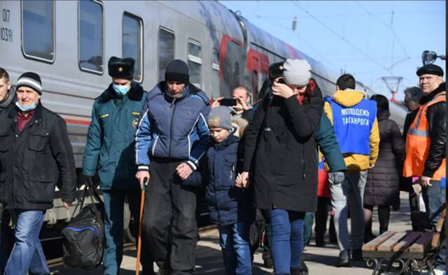 首列载有乌克兰东部地区难民的火车抵达俄罗斯下诺夫哥罗德
