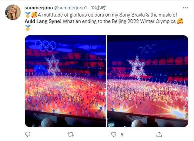 译文：缤纷绚丽的色彩在音乐《友谊地久天长》和电视画面中！北京2022冬奥会就这样结束了！（图片来源：推特）
