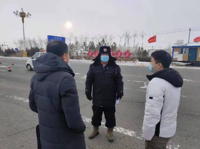 市纪委监委督查组在鄂温克旗南出口检查车辆出入管控情况