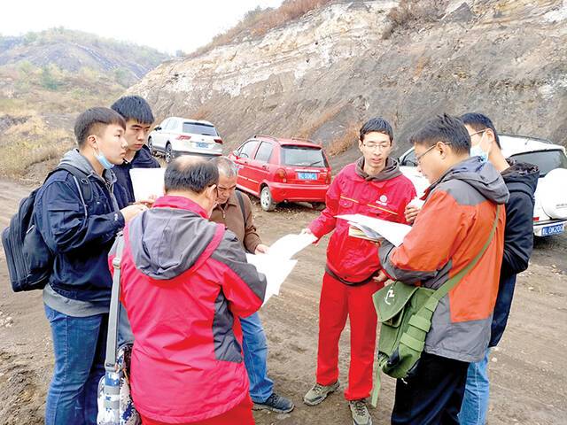 省级专家在阳泉市调查化石资源