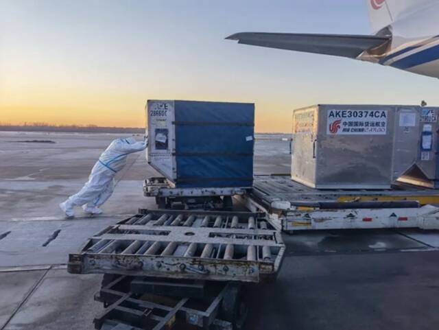 2月21日当天，国航地面服务部保障行李超过10000件，其中大件行李3357件