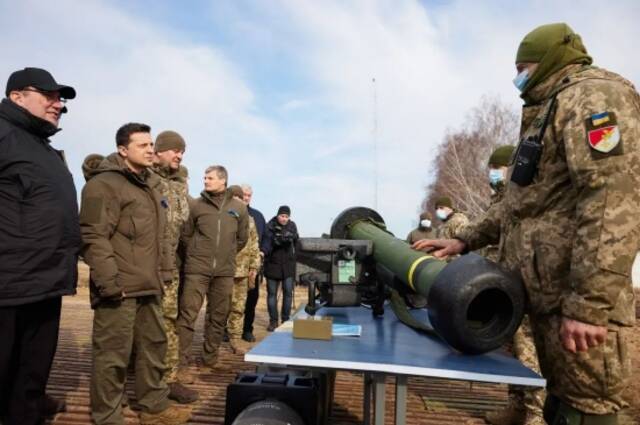 当地时间2月16日，泽连斯基视察乌克兰军演。图/IC photo