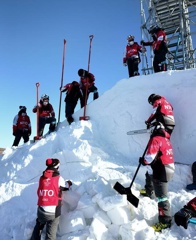 这两位中财大老师，竟然是冬奥高山滑雪技术官！