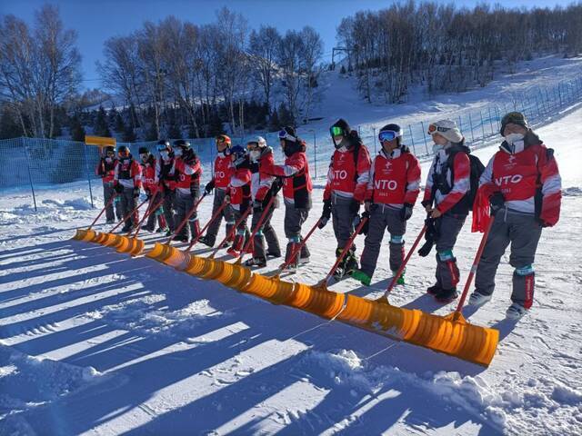 这两位中财大老师，竟然是冬奥高山滑雪技术官！