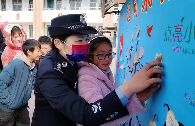 新学期铁路公安机关网上网下为中小学生送法律送安全