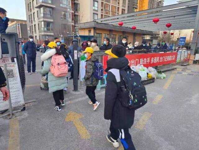 北京一小区突然封控，家长无法外出接孩子！118名学生这样平安回家