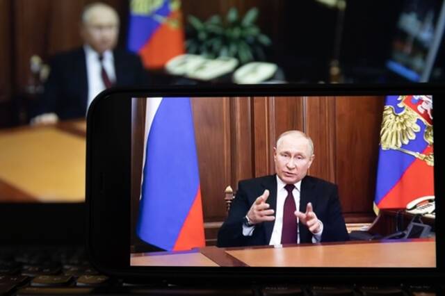 这是2月21日在俄罗斯首都莫斯科拍摄的俄总统普京发表电视讲话的画面。新华社图