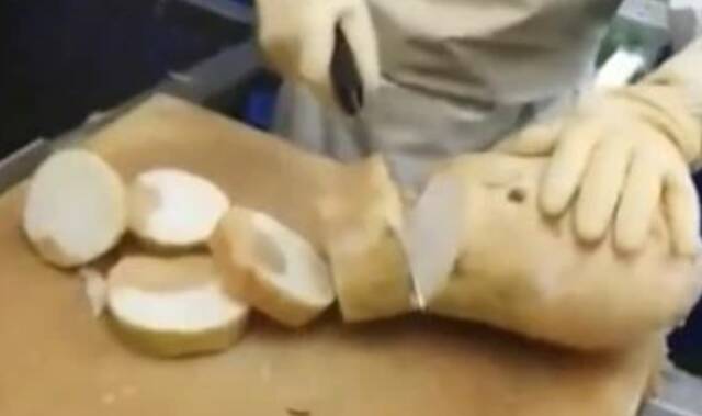 韩国一本土泡菜工厂被爆用腐烂原料做泡菜，工作人员吐槽：太脏了