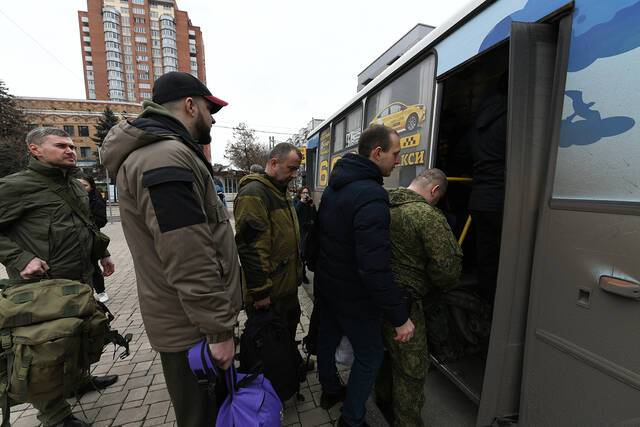 当地时间2月24日，乌克兰顿涅茨克，当地民间武装宣布动员后，志愿者乘车前往招募办公室。图自IC Photo