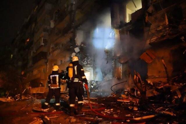 乌克兰紧急情况部门发布基辅市南部城区建筑物受损图片