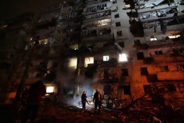 乌克兰紧急情况部门发布基辅市南部城区建筑物受损图片