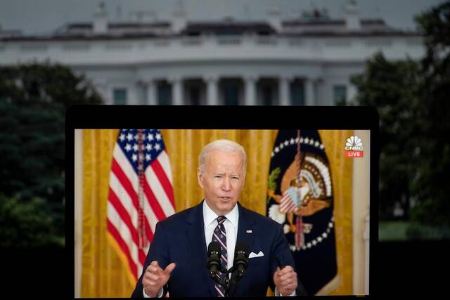 2月22日拍摄的视频画面显示，美国总统拜登在白宫就乌克兰局势发表讲话。（新华社记者刘杰摄）