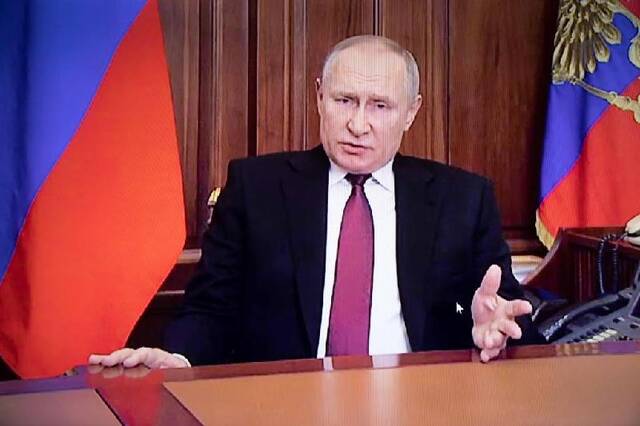 这是2月24日在俄罗斯首都莫斯科拍摄的俄罗斯总统普京发表讲话的电视画面。新华社记者白雪骐摄