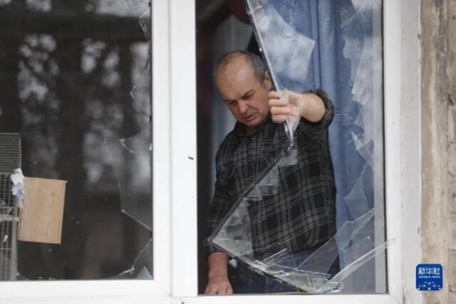 2月24日，顿涅茨克当地居民查看受损的房屋。图源：新华社