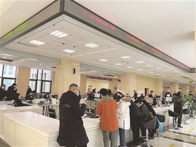 太原市为民服务中心不动产登记办理窗口。（王佳丽摄）