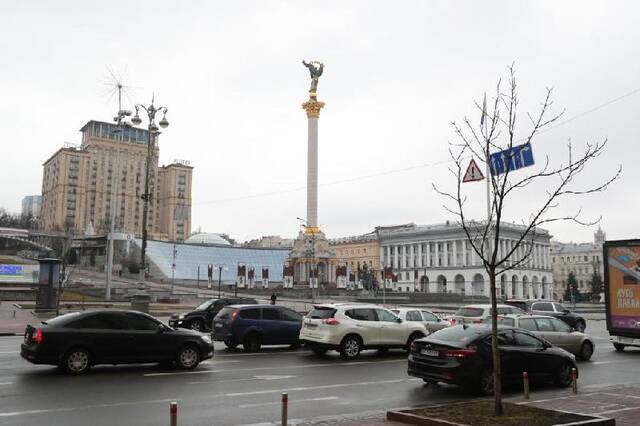 2月24日，车辆从乌克兰基辅独立广场旁驶过。新华社记者李东旭摄