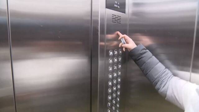 不锈钢能不能吸住吸铁石？沪一小区居民看着新安装的电梯，慌了…