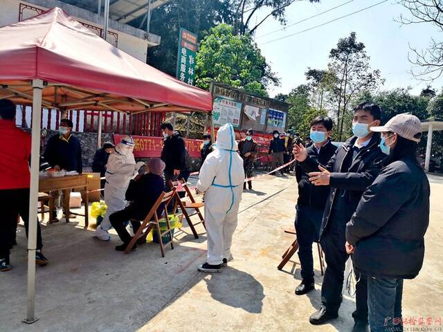 镜头│防城港市“室组地”联动跟进监督核酸检测工作