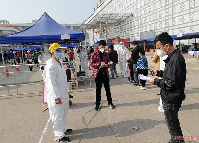 镜头│防城港市“室组地”联动跟进监督核酸检测工作