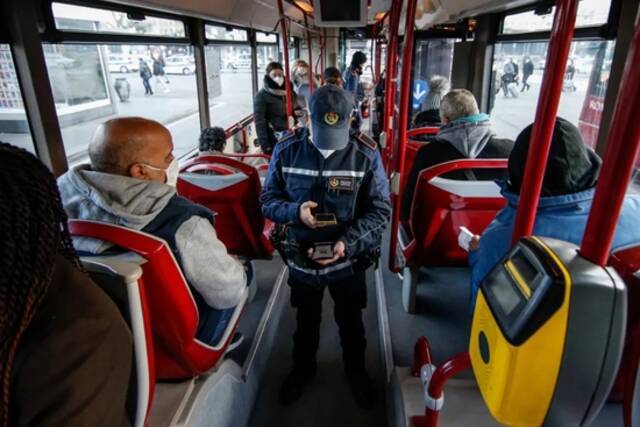 当地时间1月10日，意大利罗马，警察检查乘客绿色的通行证。/IC photo