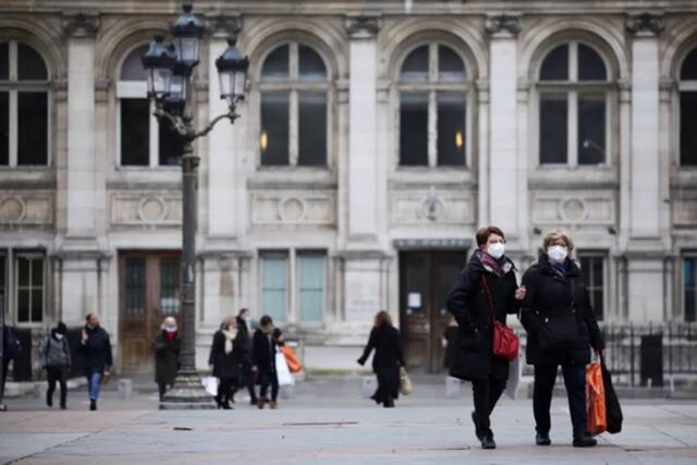 当地时间1月25日，法国巴黎，民众戴着口罩在街上行走。/IC photo