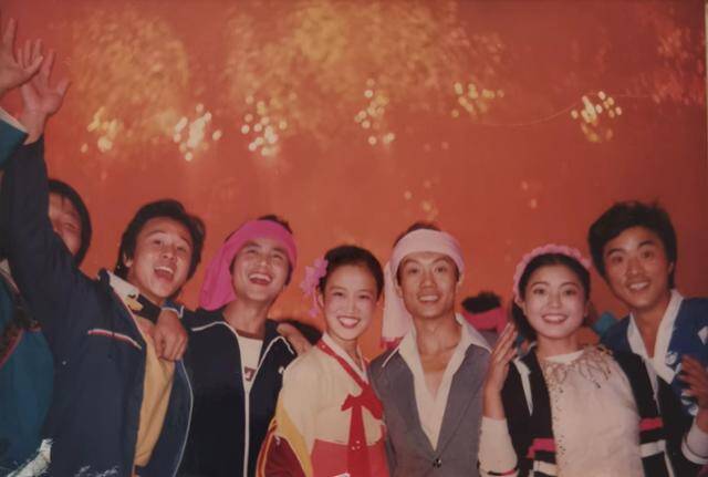 1984年，李玲（中）参与国庆活动