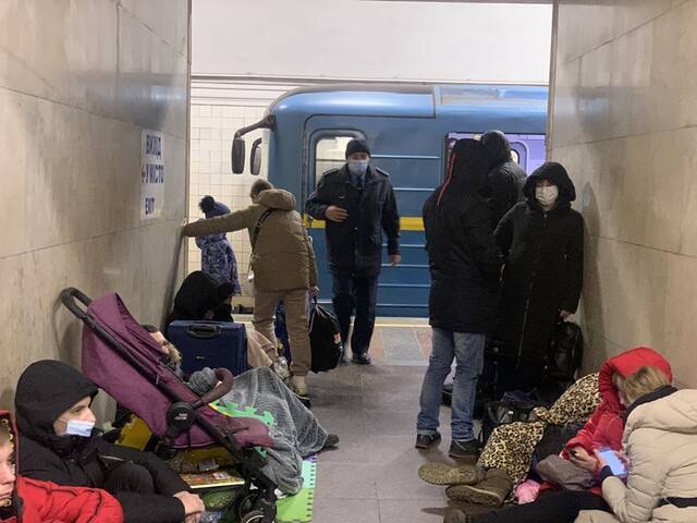 ↑ 2月25日，人们在乌克兰基辅一处地铁站内避险。新华社记者鲁金博摄