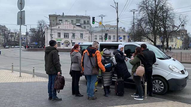 ↑ 2月25日，人们在乌克兰基辅街头乘车，准备离开基辅。新华社记者鲁金博摄