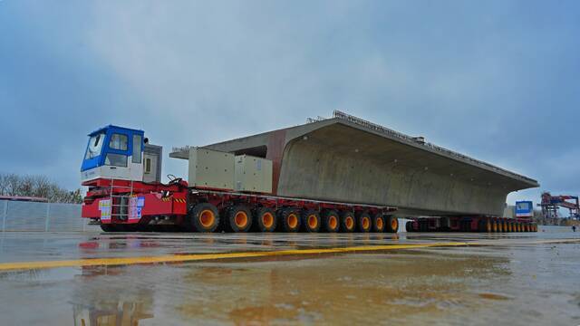 中国中铁创新设备千吨级桥梁运架装备“陆吾号”成功首架