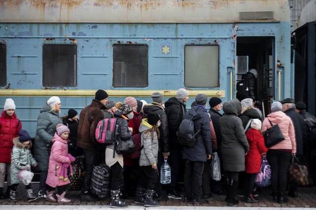  2022年2月19日，乌克兰顿涅茨克地区，被疏散的顿涅茨克民众登上前往俄罗斯的汽车。