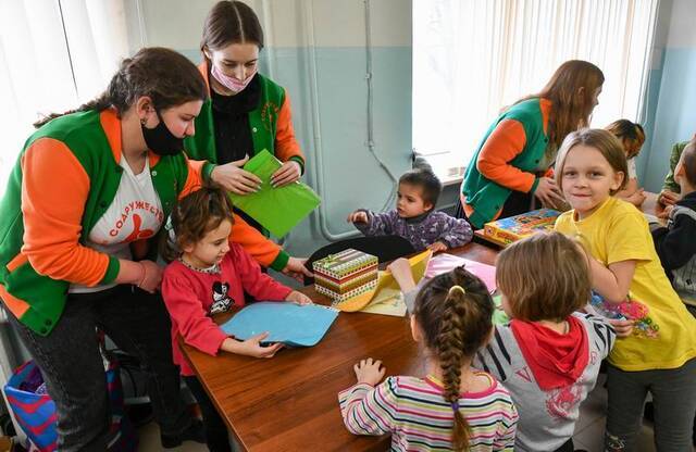 2022年2月23日，俄罗斯罗斯托夫州，来自乌克兰的难民儿童在志愿者的陪伴下玩耍。
