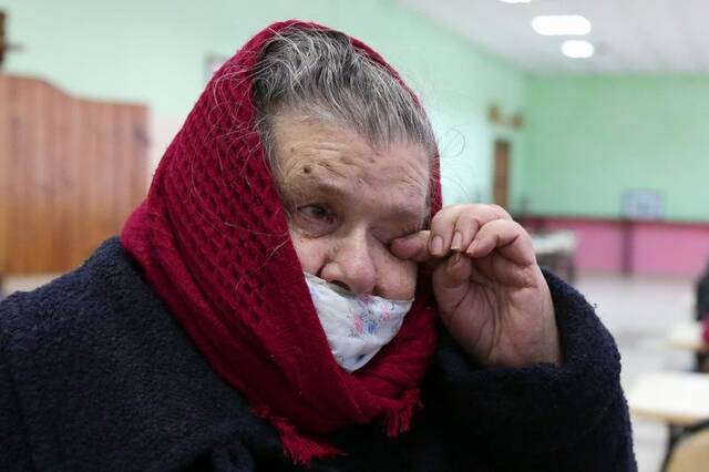  2022年2月20日，俄罗斯沃罗涅日，一名从乌克兰东部地区撤离到安置点的老奶奶在哭泣。