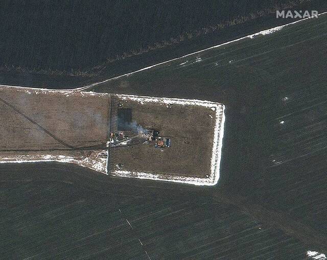 乌克兰一空军基地被袭后的卫星照片曝光：数十架战机趴窝