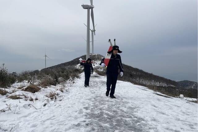 宁波风电人员劝返观雪游客后设立覆冰掉落安全警示