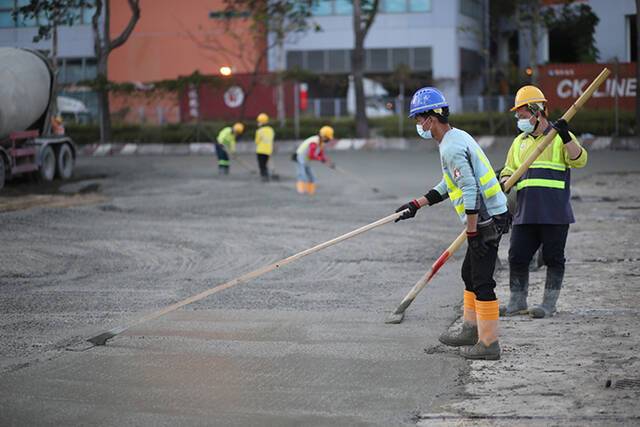 2月23日，香港青衣临时性社区隔离及治疗设施建设工地，施工人员在加速进行土地平整，也在争夺多秒。中国建筑国际集团供图