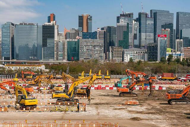 2022年2月24日，香港启德码头增建社区隔离及治疗设施正在建设中，挖泥机等工程车一刻不停。人民视觉图