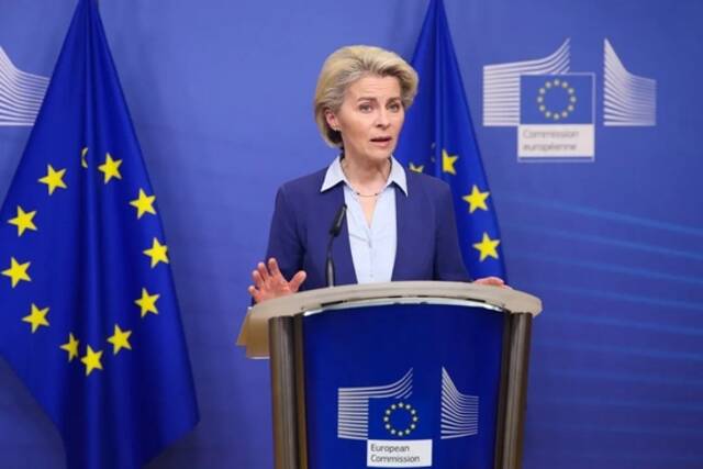 2022年2月22日，欧盟委员会主席冯德莱恩在比利时布鲁塞尔欧盟总部就乌克兰局势发表声明。图