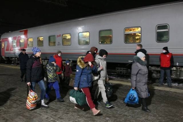 2022年2月22日，来自乌克兰东部的难民乘坐火车抵达俄罗斯下诺夫哥罗德。图