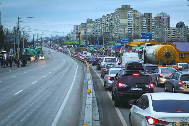 ▲当地时间24日，乌克兰首都基辅出城方向出现拥堵，当地民众排队离开。
