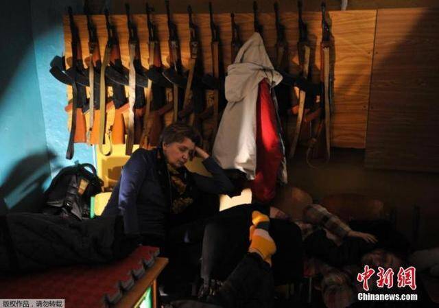 当地时间2月25日，乌克兰首都基辅，人们在一个防空洞里避难。