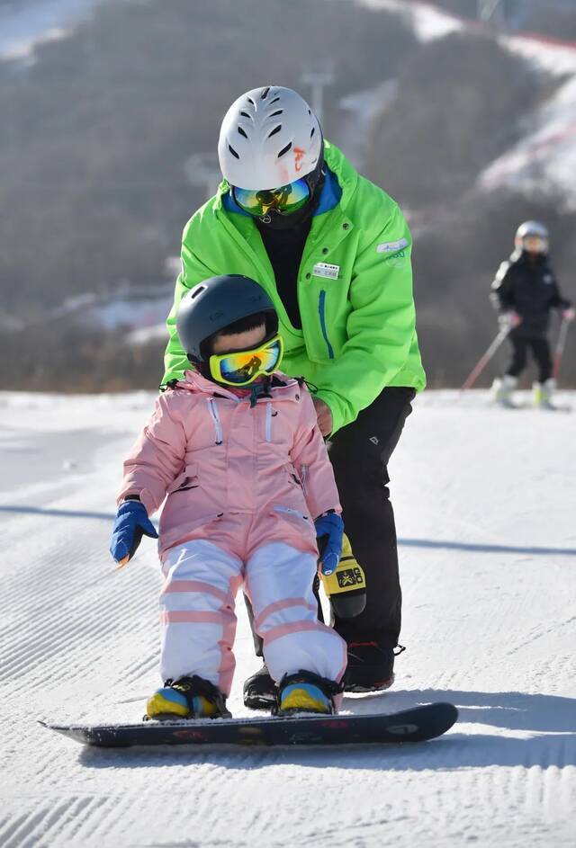 在陕西太白县鳌山滑雪场初级道上，一名教练在指导小朋友滑雪。邵瑞摄（新华社）