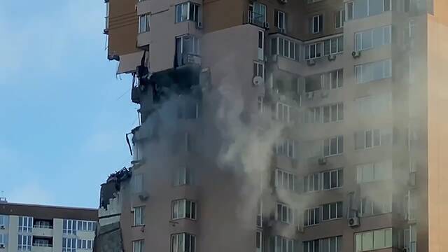 基辅一高层住宅楼被导弹袭击（图源：外媒）