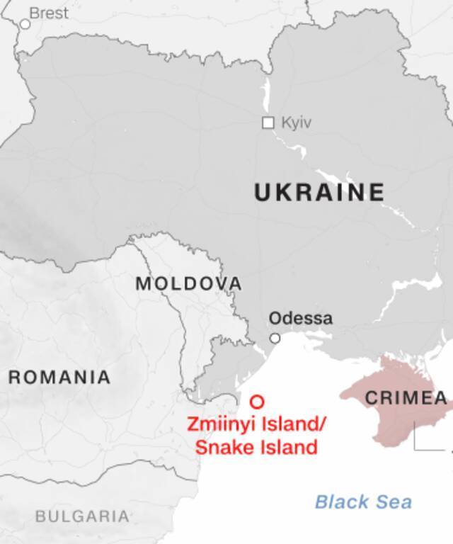俄媒：俄黑海舰队称，蛇岛80多名乌克兰边防军被送往克里米亚