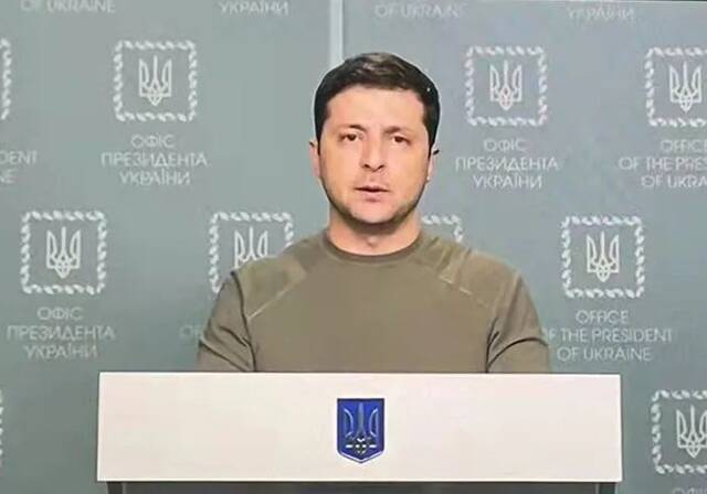 这是2月25日在乌克兰基辅拍摄的乌总统泽连斯基发表讲话的视频画面。新华社发（波多普列洛娃·娜佳摄）
