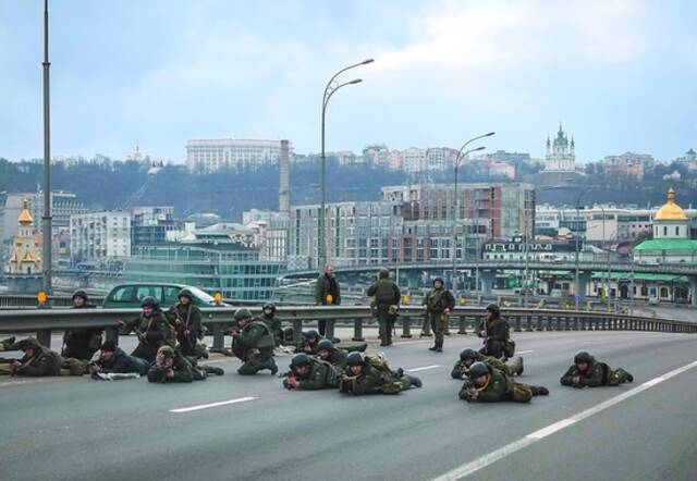 2月25日，乌克兰国民警卫队的士兵在基辅市中心的公路上布防。