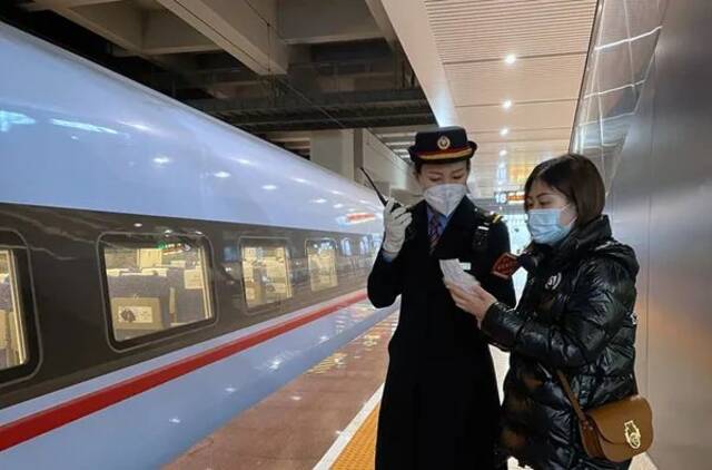 春运期间，列车工作人员为旅客提供引导徐晨茜摄